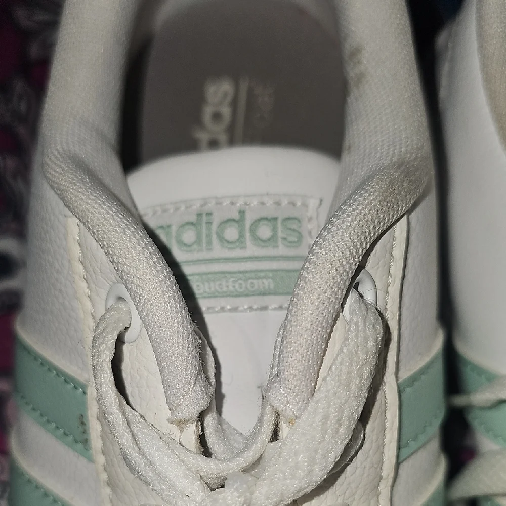 Adidas Cloudfoam Women's Sneakers with Light Green Stripes Size 8 LIKE NEW
